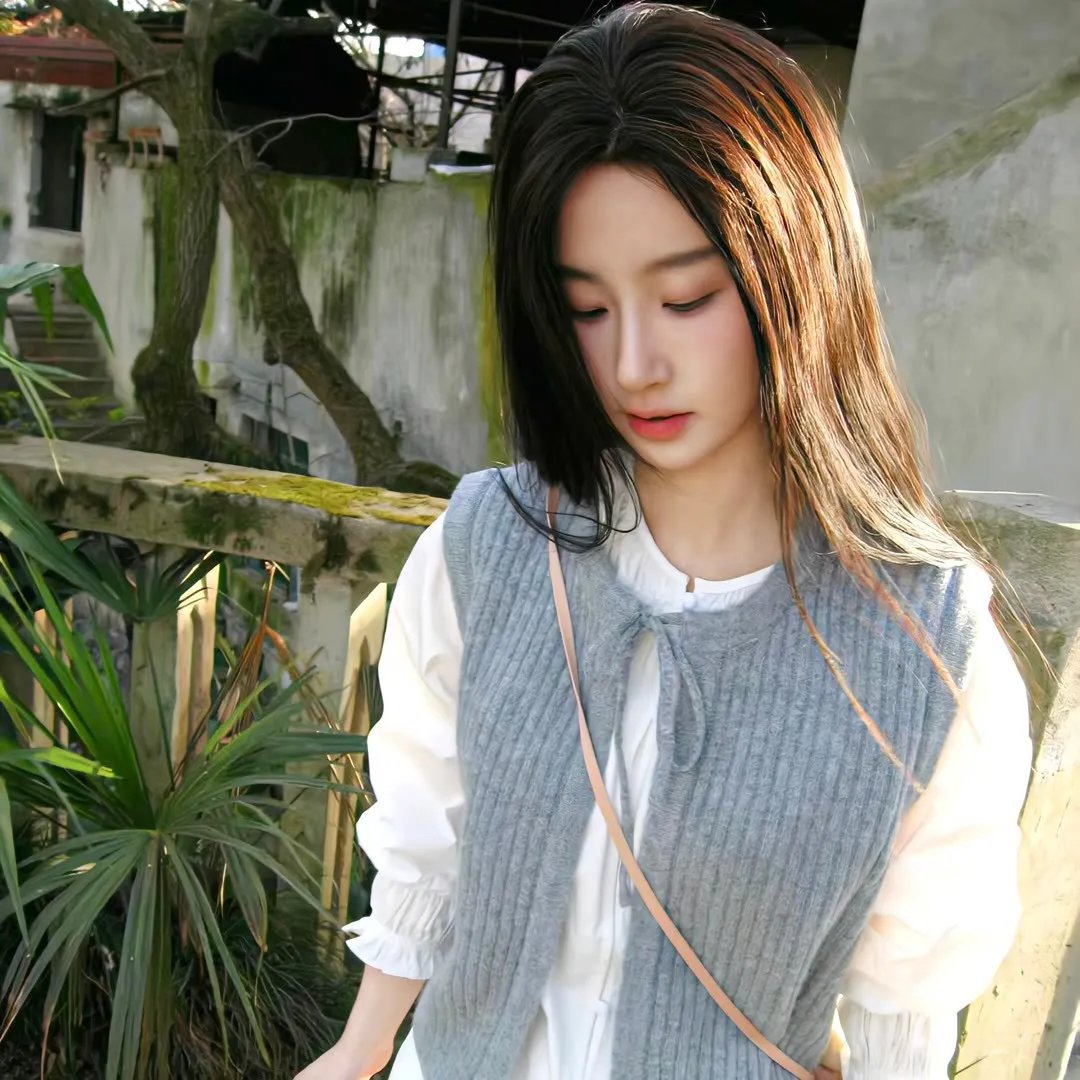 出墙红杏两家春